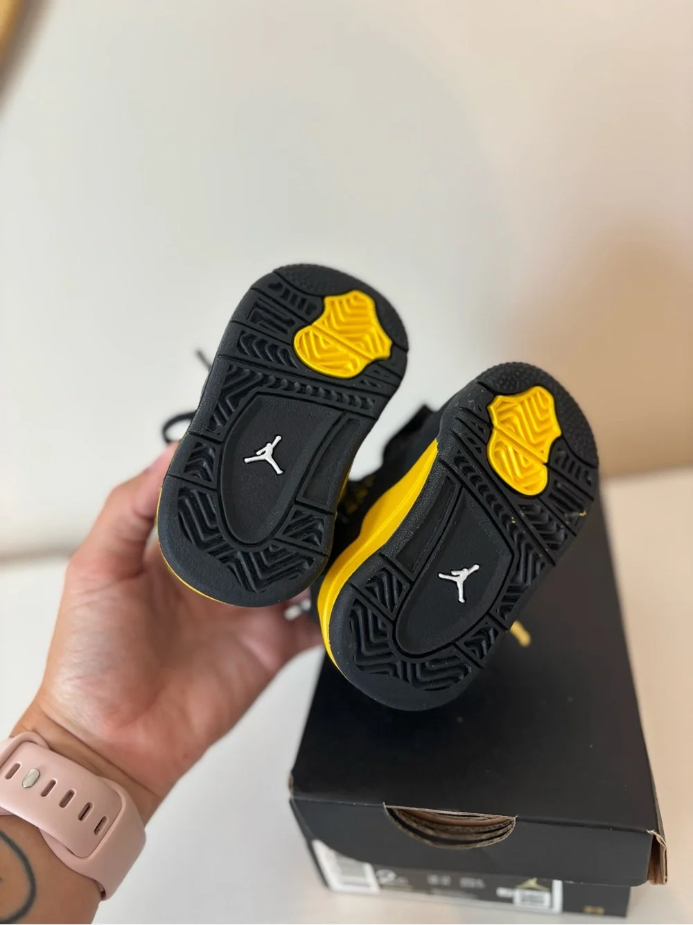 Air Jordan Toddler's Black/Yellow Retro Thunder 2023 Basketball 2C